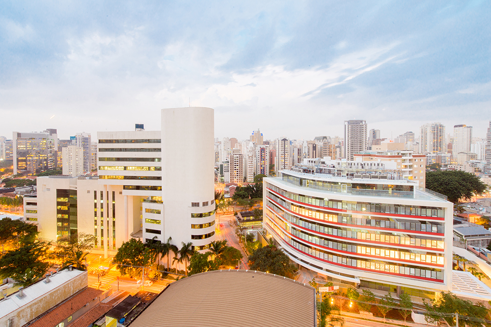 Em parceria com o Insper, instituição fundada em Harvard abre inscrições para programa gratuito de liderança para jovens no Brasil